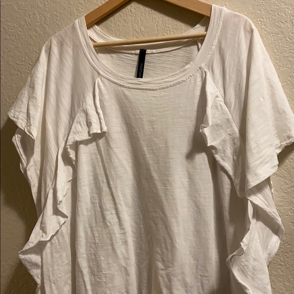 White Ruffle Tee ✨ Plus Size - Picture 3 of 4